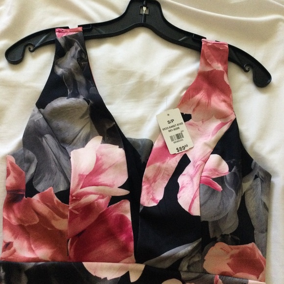 Dress NWT Size small. - Picture 3 of 4